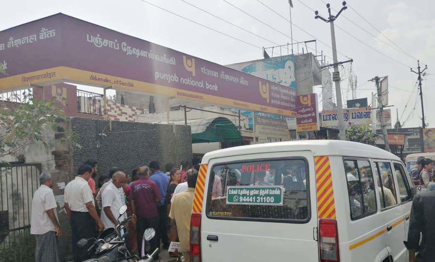 Burglars strike at Punjab National Bank