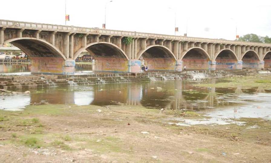 Vaigai river run dry