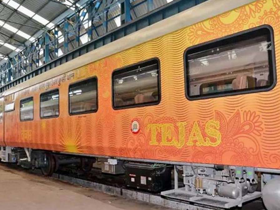 pm-modi-flagged-off-tejas-express-madurai-chennaI